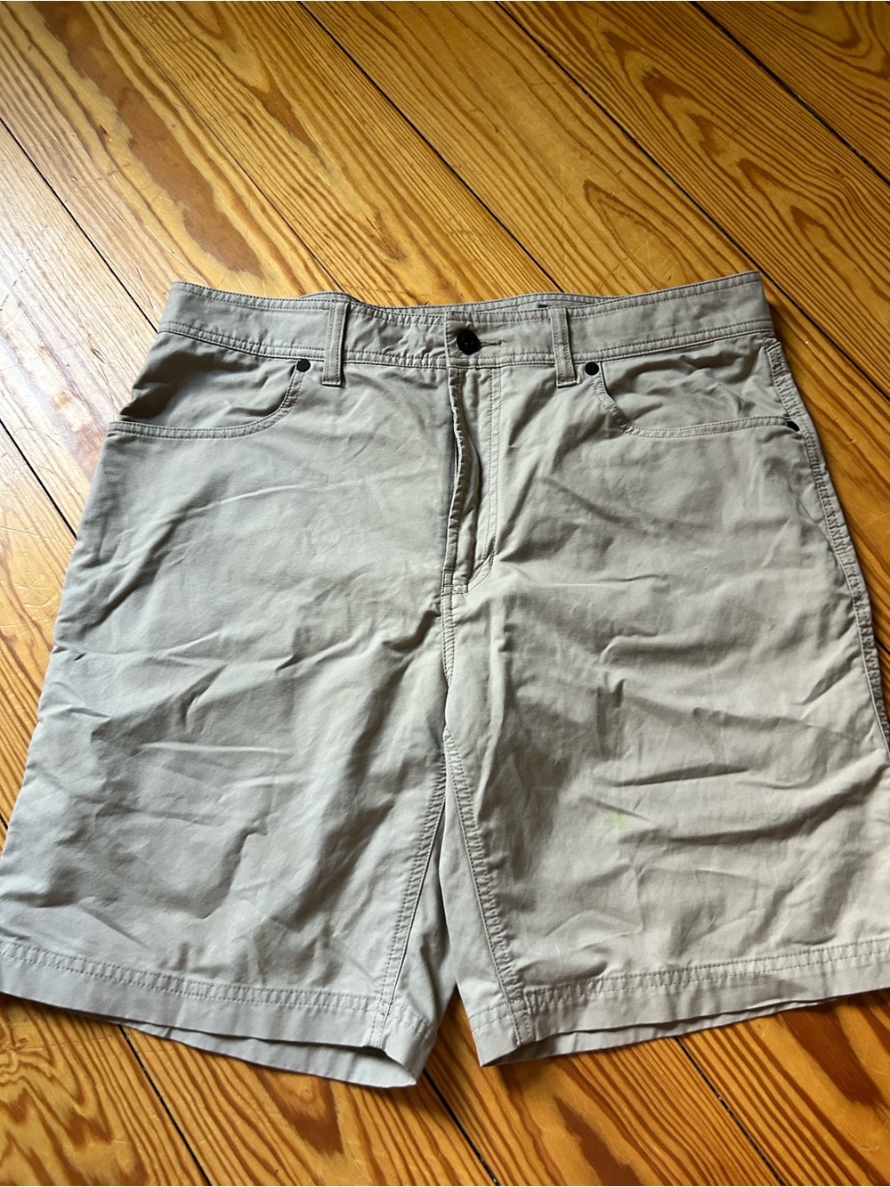 Orvis Men's Light Khaki Flat-Front Shorts